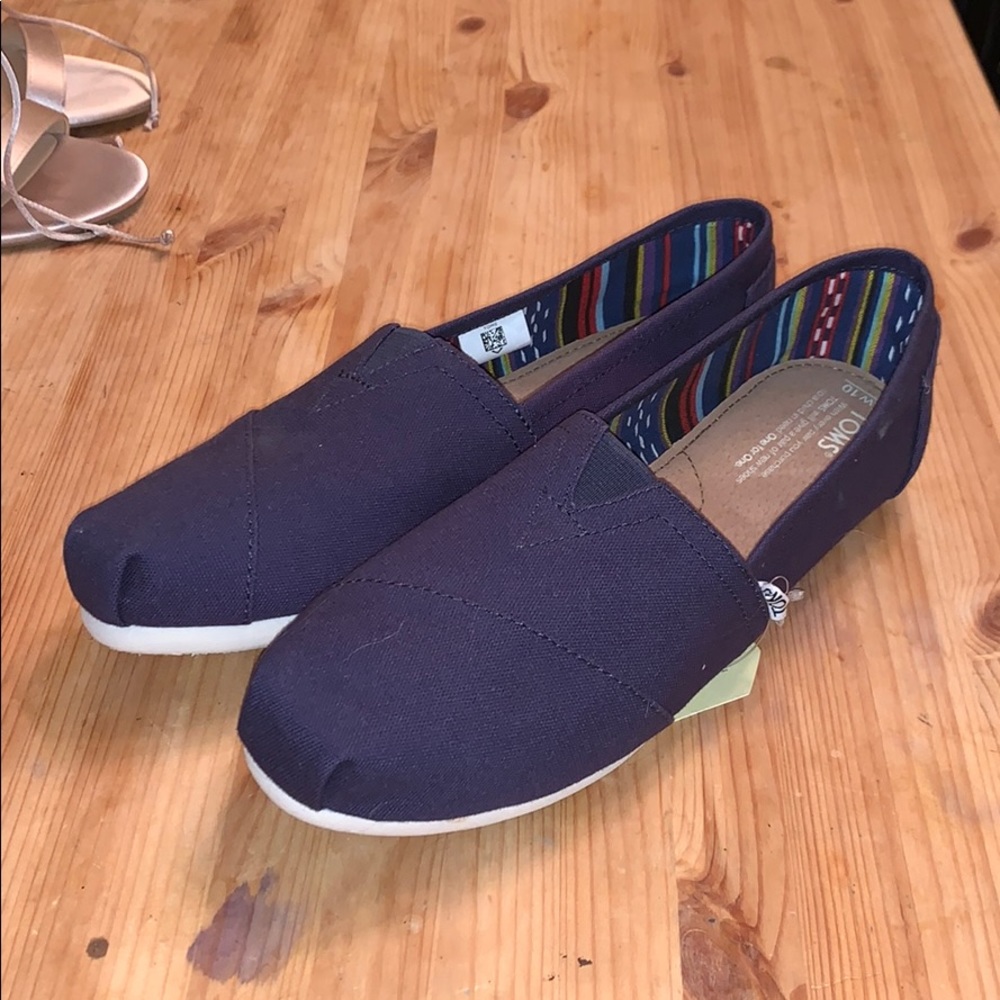 Brand new Navy Tom’s